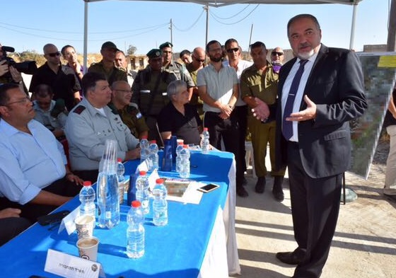 ליברמן בסיור בחיזמה (אריאל חרמוני, משרד הביטחון)