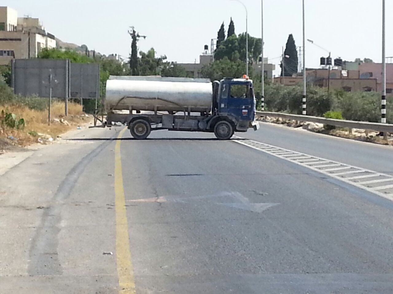 משאית שבה על עקבותיה בעקבות החסימה