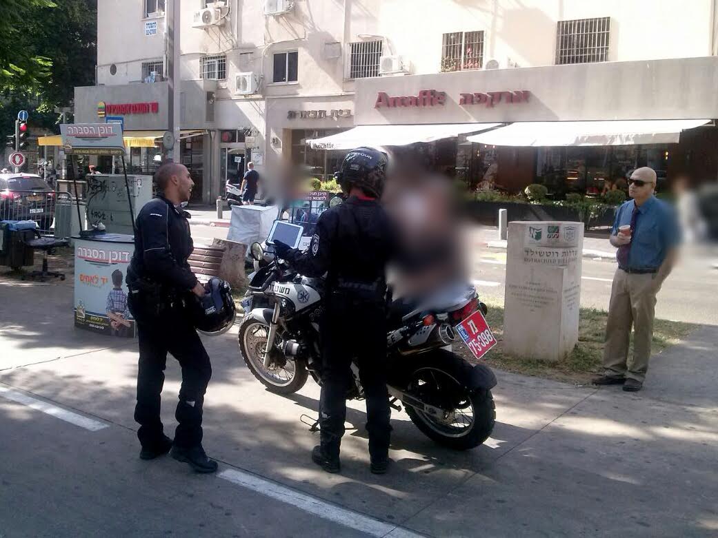 השוטרים שהוזעקו כנגד 'יד לאחים' (יחצנים)