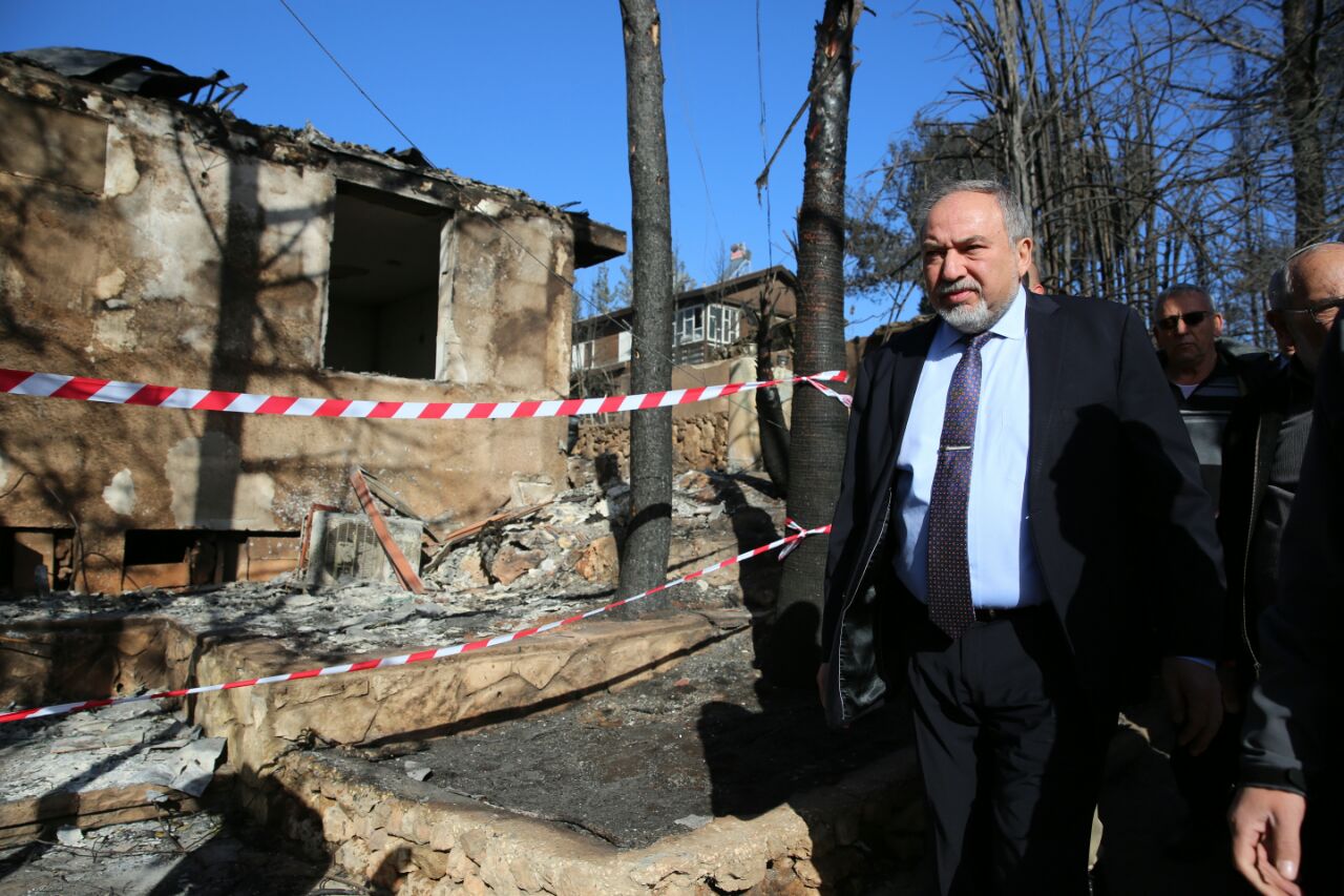 שר הביטחון ליברמן בסיור סמוך לבתים השרופים בנווה צוף (הלל מאיר TPS)