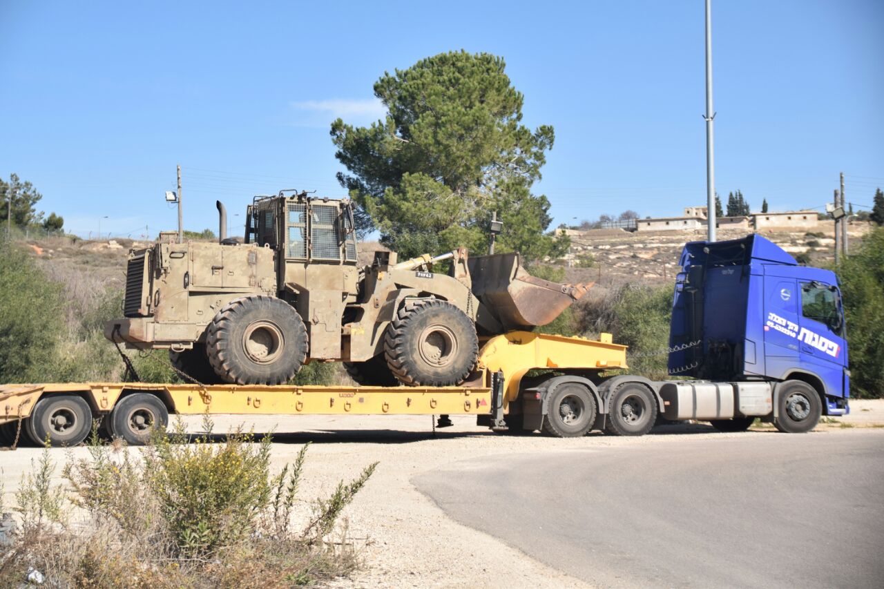 בדרך לעמונה?! כלים כבדים בבסיס אוגדת איו"ש (ענבל ראובני TPS)