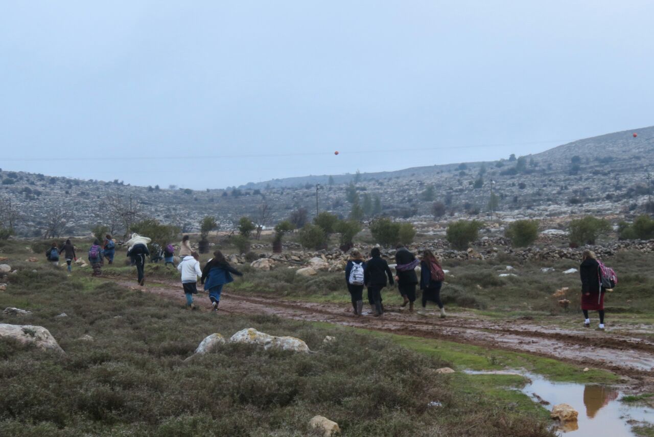 פעילים עוקפים את חסימות המשטרה ועולים לעמונה (tps)