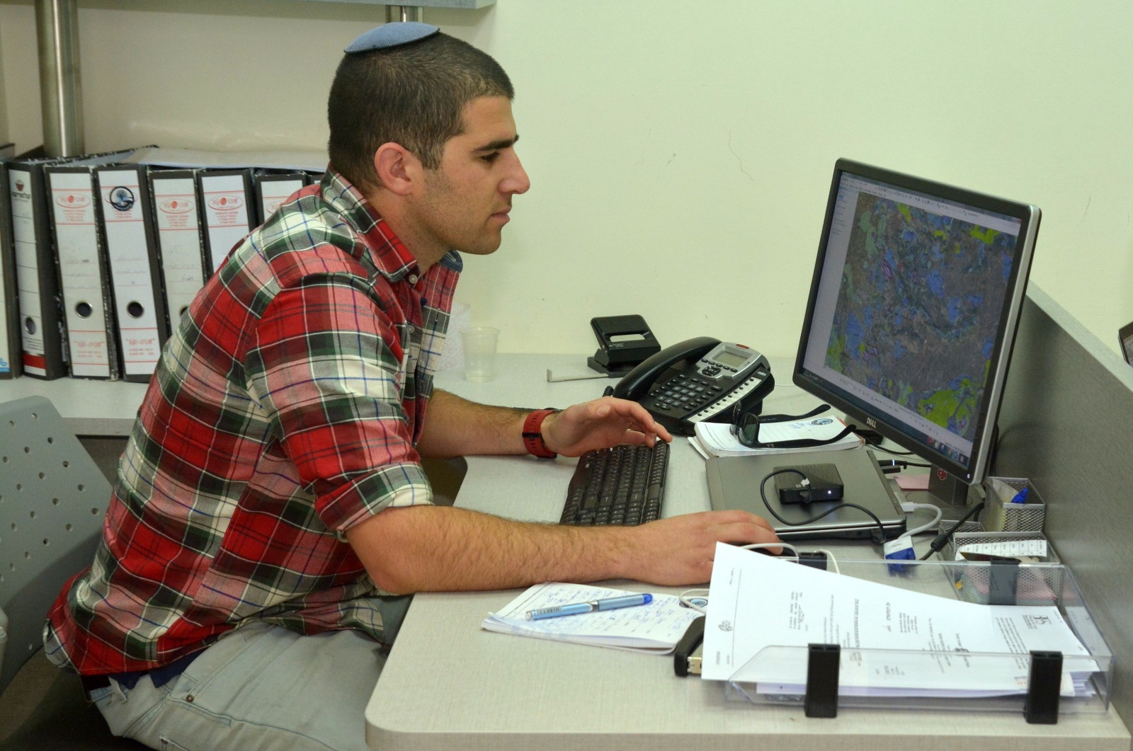 ישי חמו מ'רגבים' מעיין בתצ"א של הבנייה הערבית בצפון (רגבים)