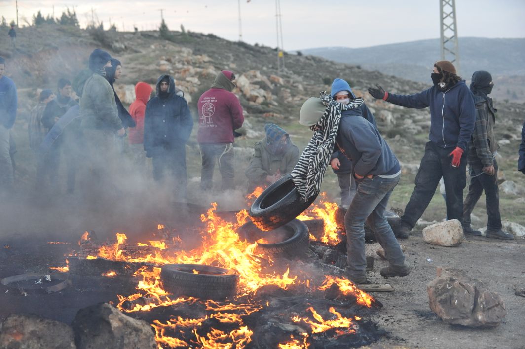 הפעילים חוסמים את דרכי הגישה לכוחות הגירוש (יואב דודקביץ', tps)