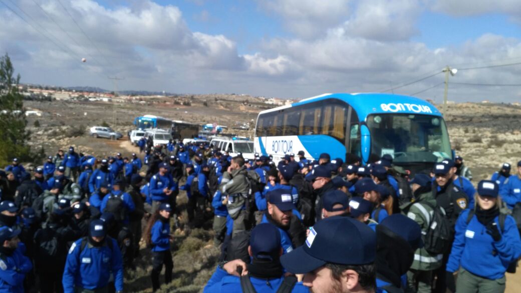 כוחות הגירוש בפתח הישוב עמונה
