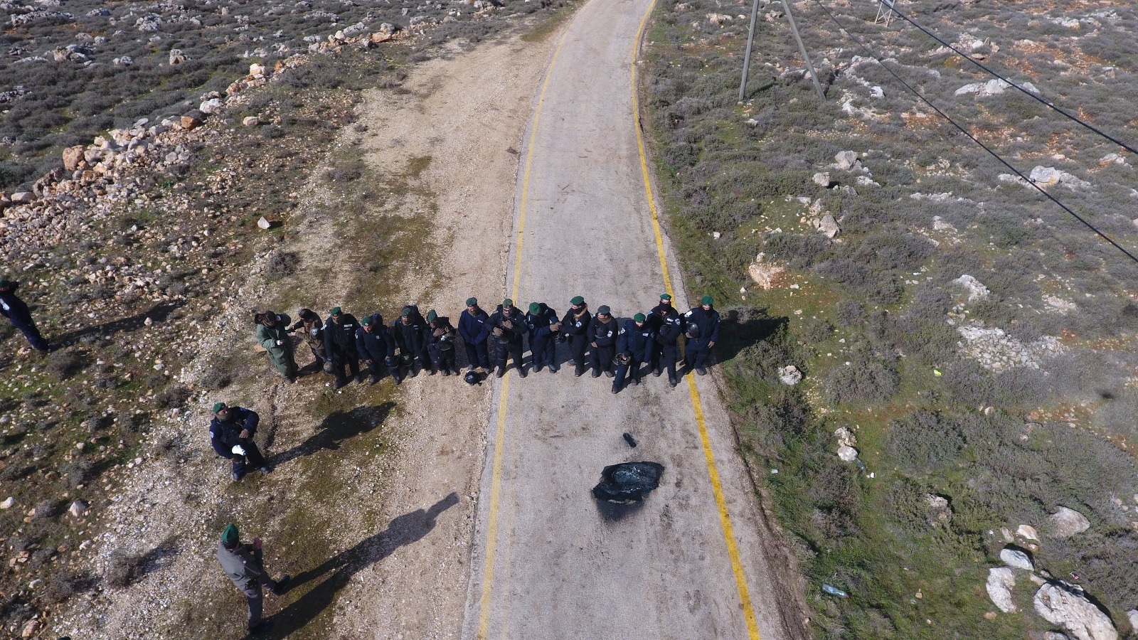 שוטרי יס"מ בכניסה לישוב