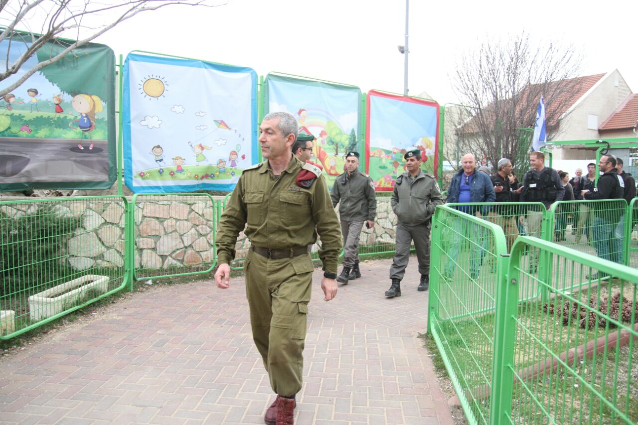 אלוף פיקוד המרכז רוני נומה בישוב עפרה, הבוקר (אהוד אמיתון, tpsש)