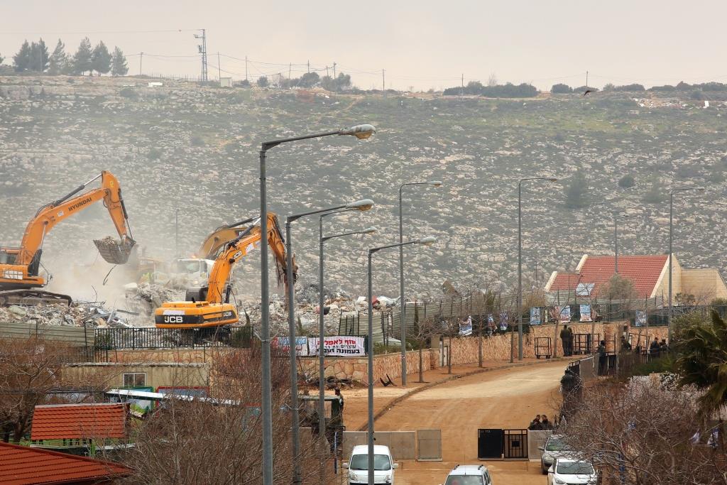 אותו מקום. הביטו בבתי עפרה החרבים ובהר עמונה שהפך לשממה (הלל מאיר, tps)