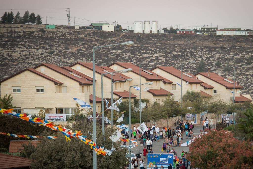 הרחוב שוקק חיים. ניתן להבחין בישוב עמונה במעלה ההר (הלל מאיר, tps)