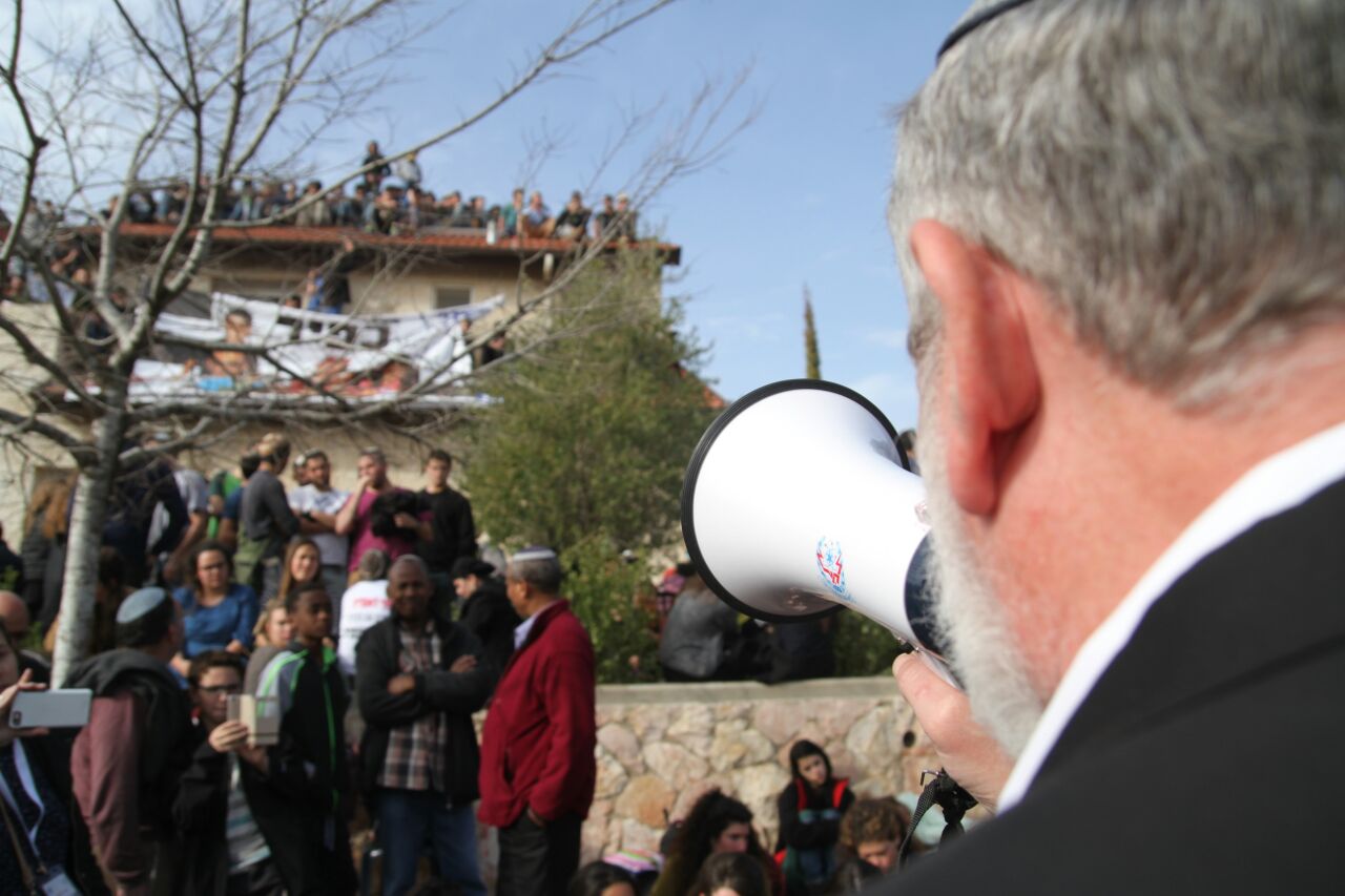 הרב אבי גיסר מנסה להרגיע את הרוחות (הלל מאיר, tps)