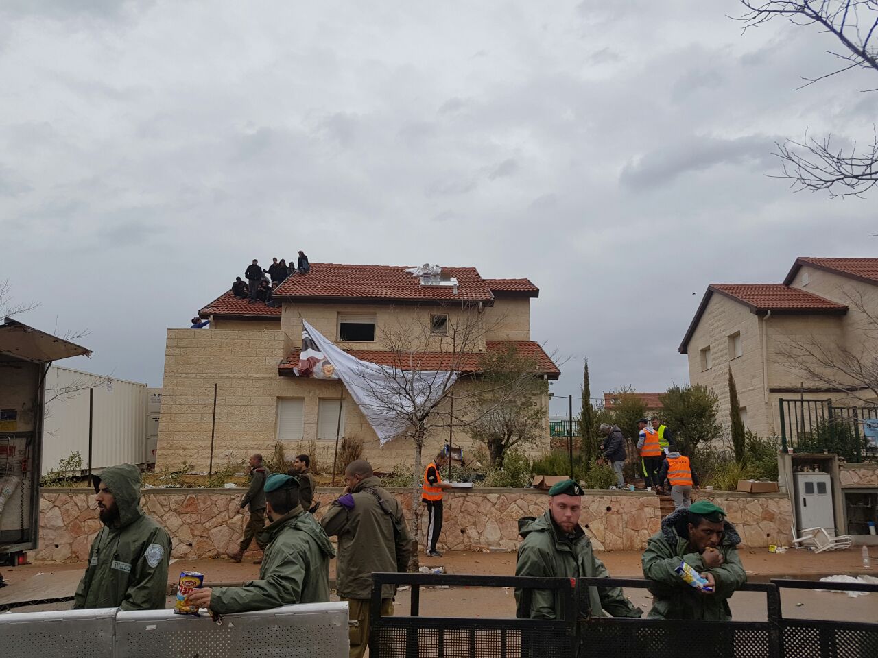 "נרטבנו בגשם, אבל אנחנו נישאר כאן" (אהוד אמיתון, tps)