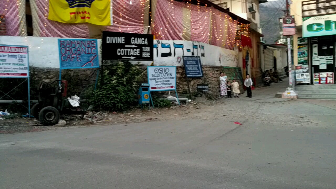 מתכוננים לחג בבית חב"ד ברישיקש