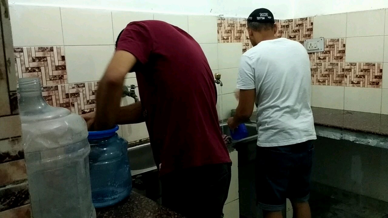 מתכוננים לפסח בבית חב"ד רישיקש