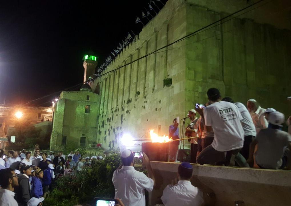 חוגגים בחברון סמוך למערת המכפלה (חיים בלייכר TPS)